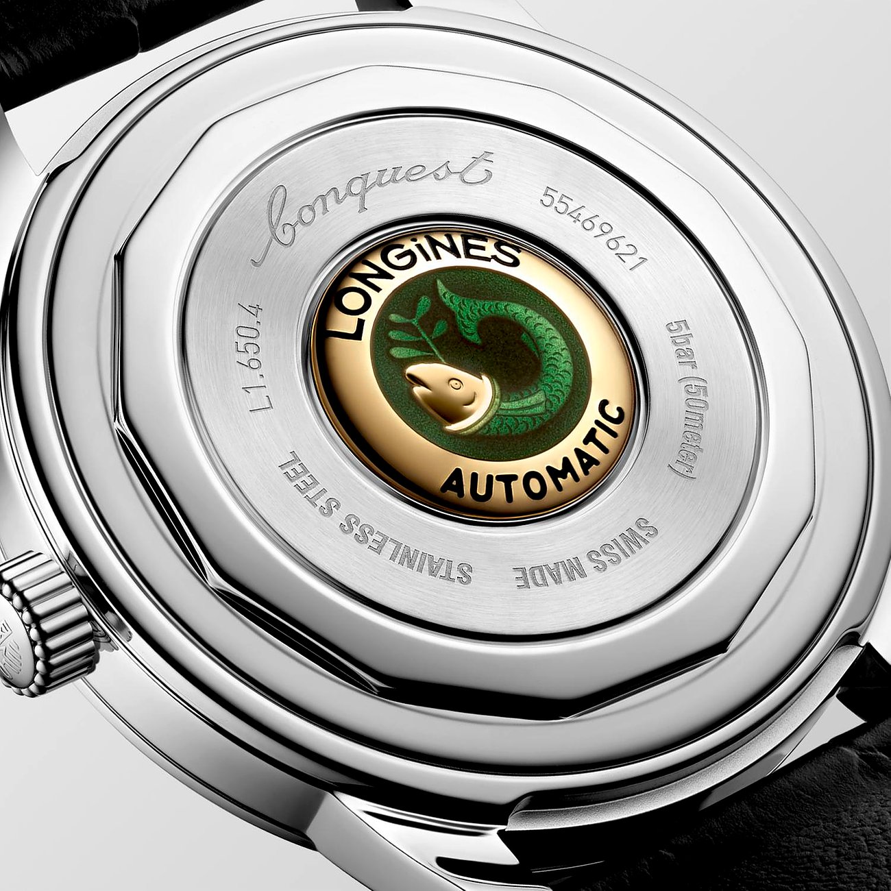 Rückseite einer Longines Herrenuhr aus Edelstahl mit „Longines Conquest Automatic“ Gravur und Logo.
