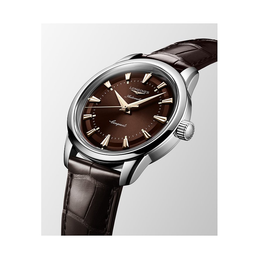 Nahaufnahme einer Longines Herrenuhr aus Edelstahl mit braunem Zifferblatt und passendem Krokolederarmband.