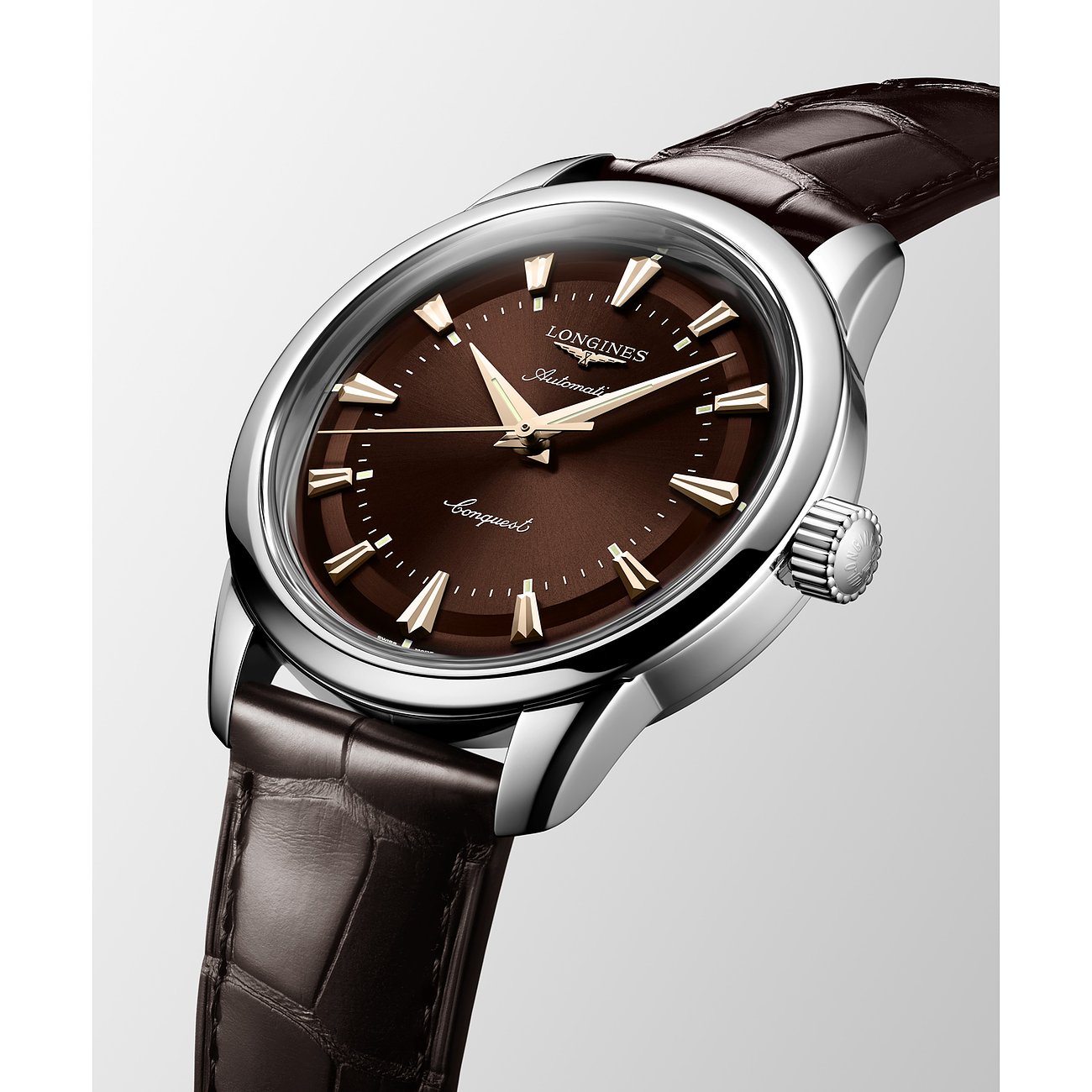 Nahaufnahme einer Longines Herrenuhr aus Edelstahl mit braunem Zifferblatt und passendem Krokolederarmband.
