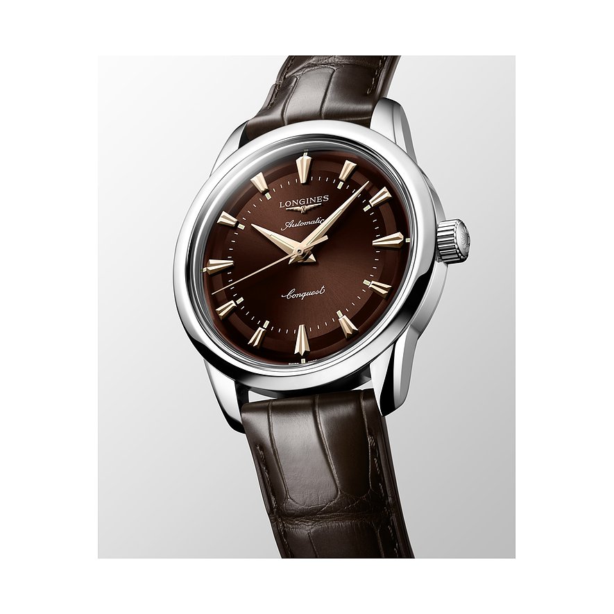 Longines Herrenuhr aus Edelstahl mit braunem Zifferblatt und geprägtem braunem Lederarmband, schräg von oben.