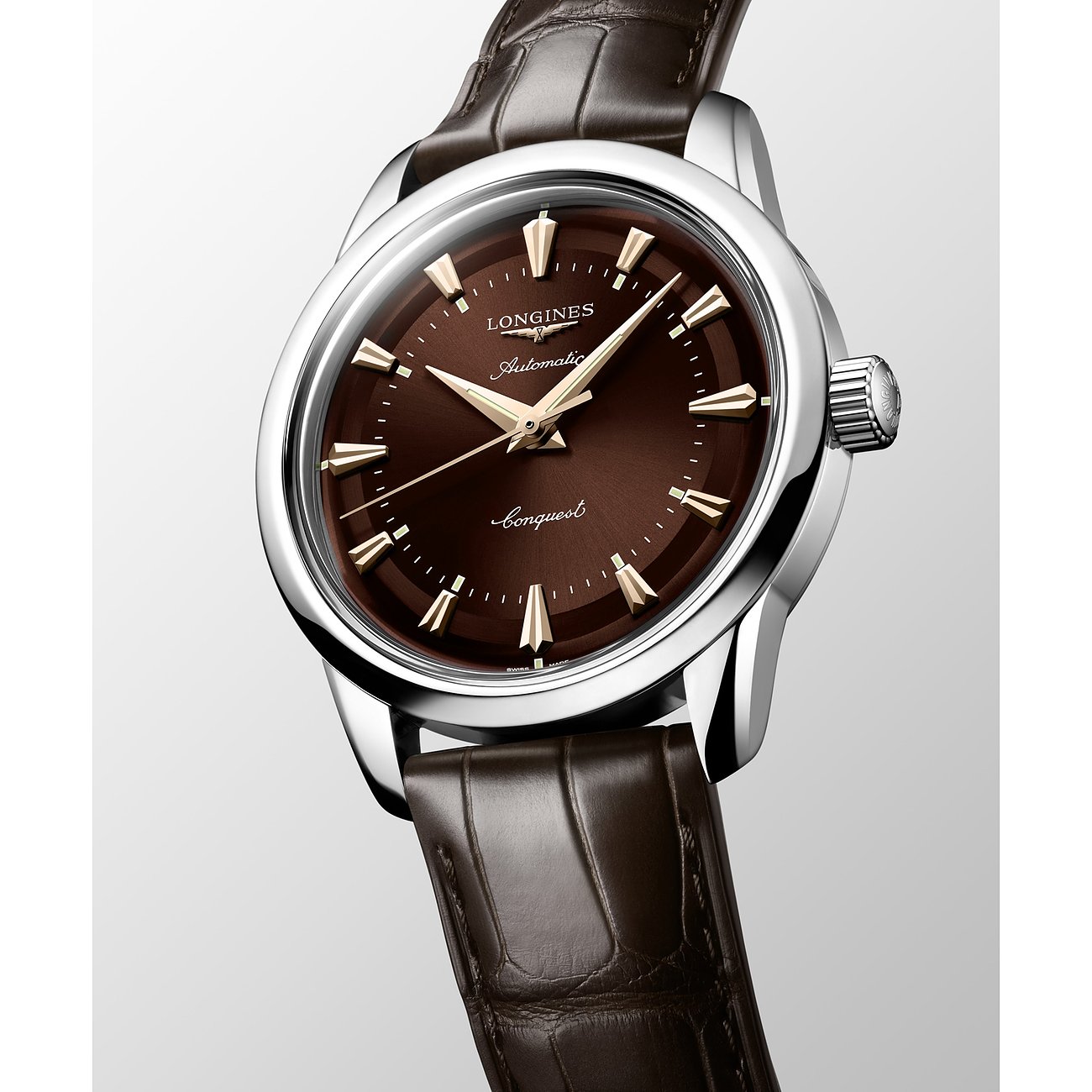 Longines Herrenuhr aus Edelstahl mit braunem Zifferblatt und geprägtem braunem Lederarmband, schräg von oben.