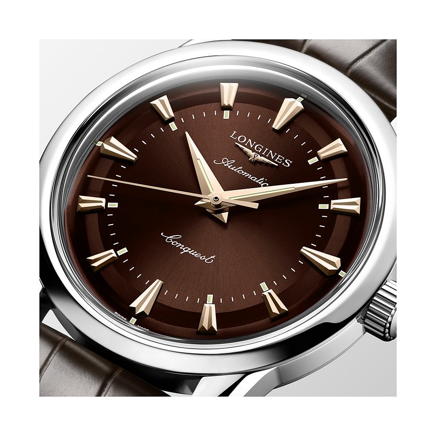 Longines Herrenuhr: braunes Zifferblatt, silbernes Edelstahlgehäuse, goldene Indizes und Zeiger. Nahaufnahme.