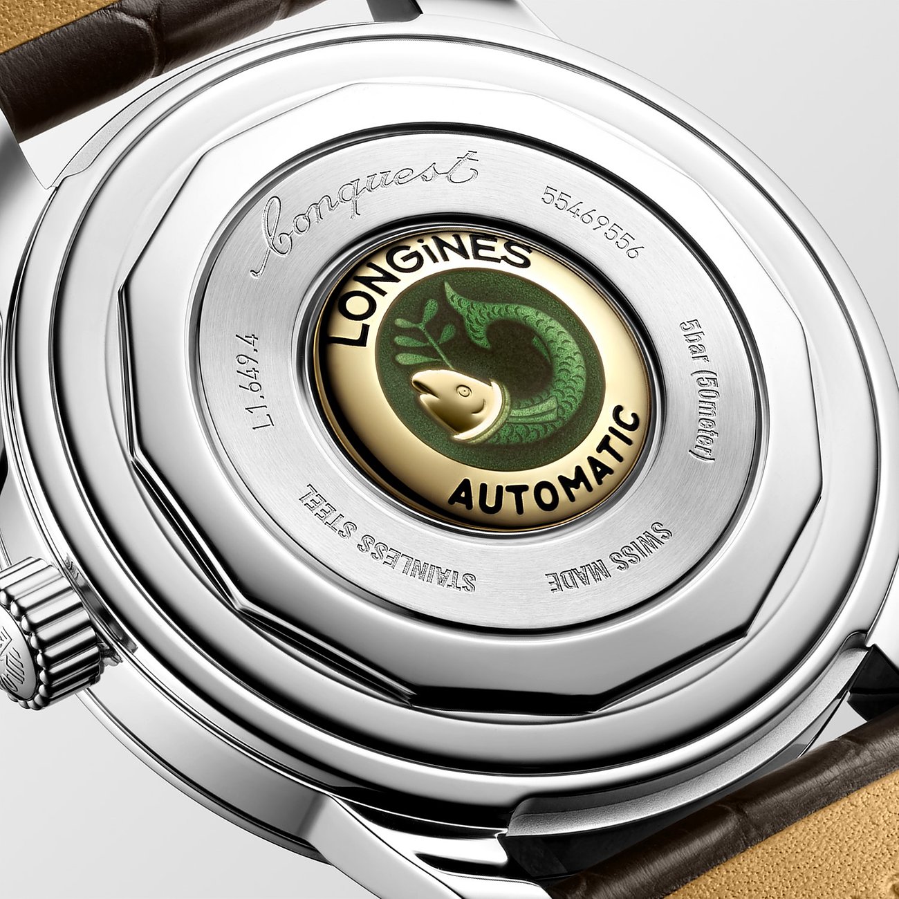 Rückseite einer Longines Herrenuhr aus Edelstahl mit „Longines Automatic“-Inschrift und Fisch-Emblemdetails.