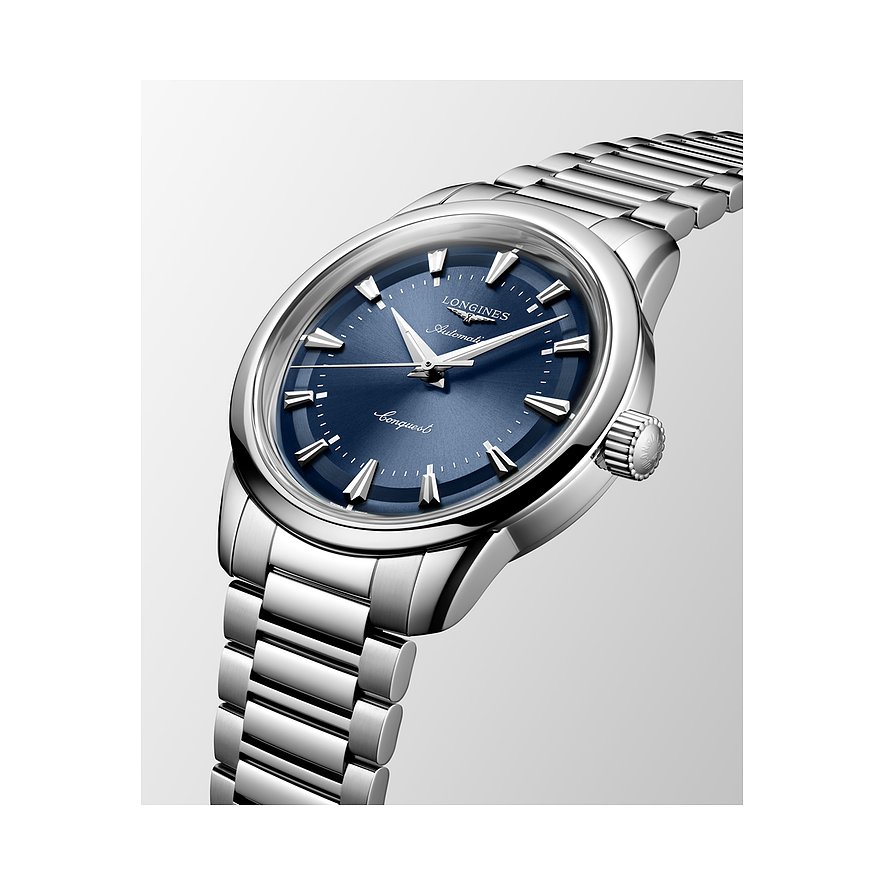 Longines Herrenuhr aus glänzendem Edelstahl mit blauem Zifferblatt und silbernen Zeigern und Indizes.