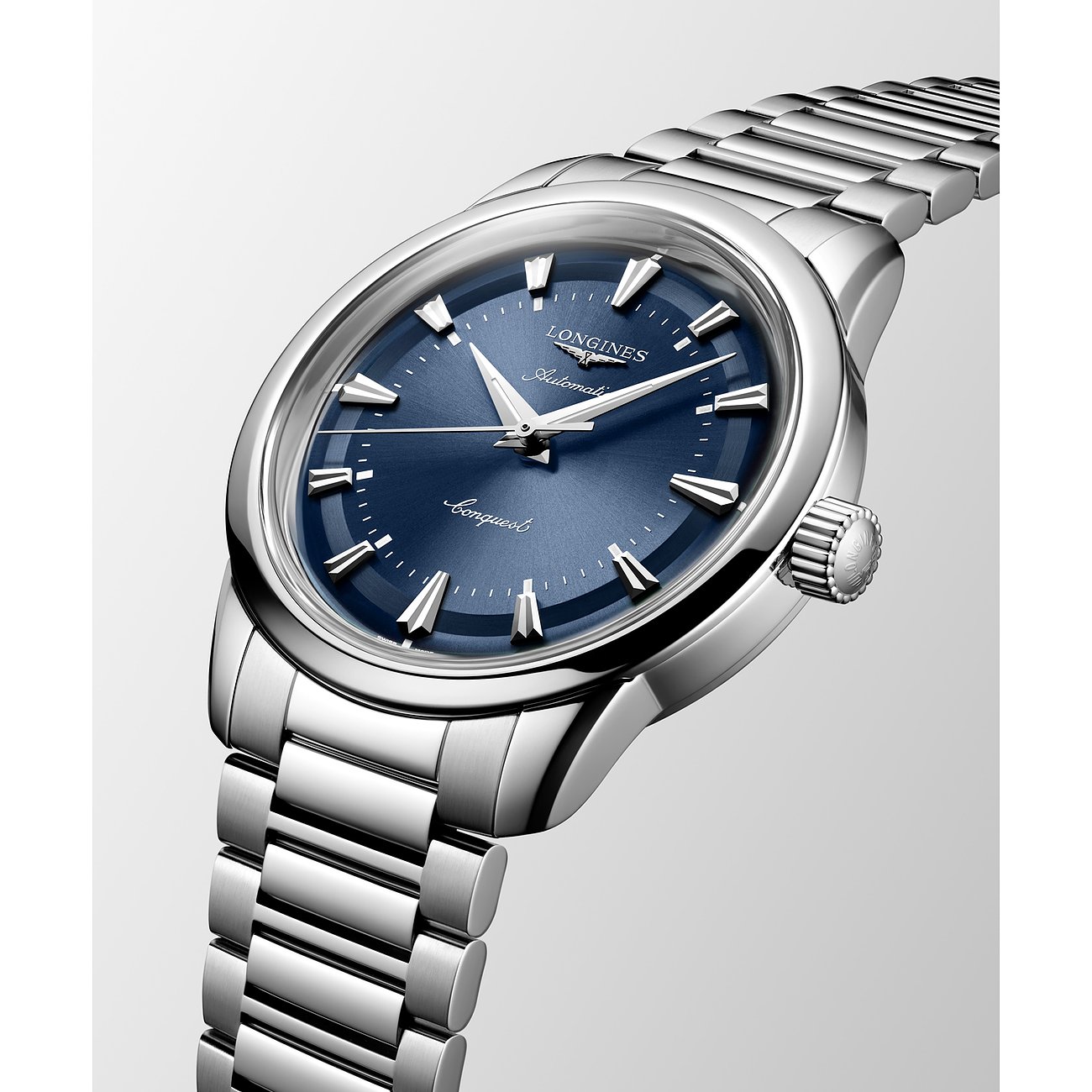 Longines Herrenuhr aus glänzendem Edelstahl mit blauem Zifferblatt und silbernen Zeigern und Indizes.