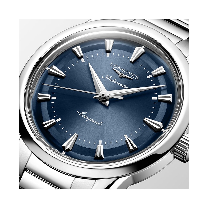 Nahaufnahme einer Longines Herrenuhr aus Edelstahl mit leuchtend blauem Zifferblatt und silberfarbenen Stundenmarkierungen.
