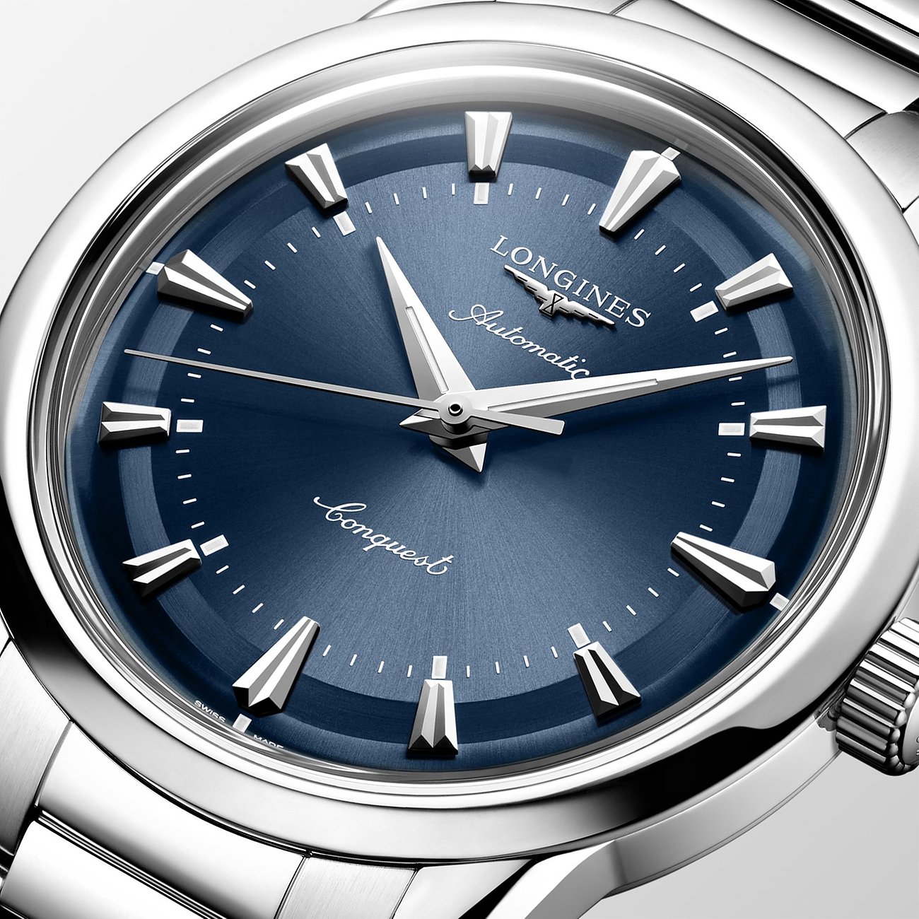 Nahaufnahme einer Longines Herrenuhr aus Edelstahl mit leuchtend blauem Zifferblatt und silberfarbenen Stundenmarkierungen.