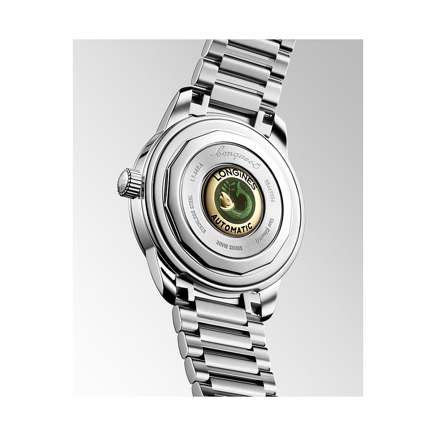 Rückseite einer Longines Herrenuhr aus Edelstahl, mit einem gold-grünen Longines Logo und Inschrift.