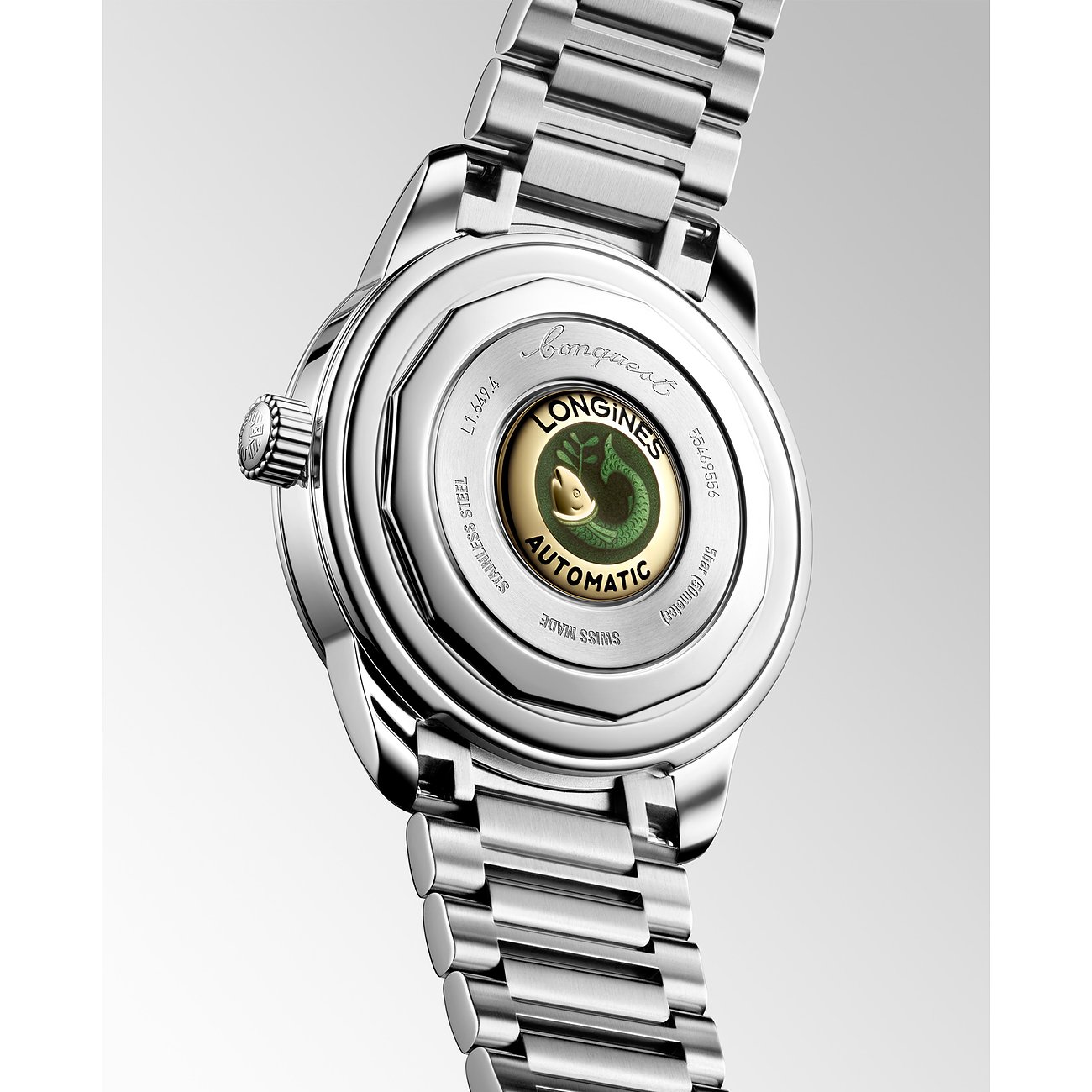 Rückseite einer Longines Herrenuhr aus Edelstahl, mit einem gold-grünen Longines Logo und Inschrift.