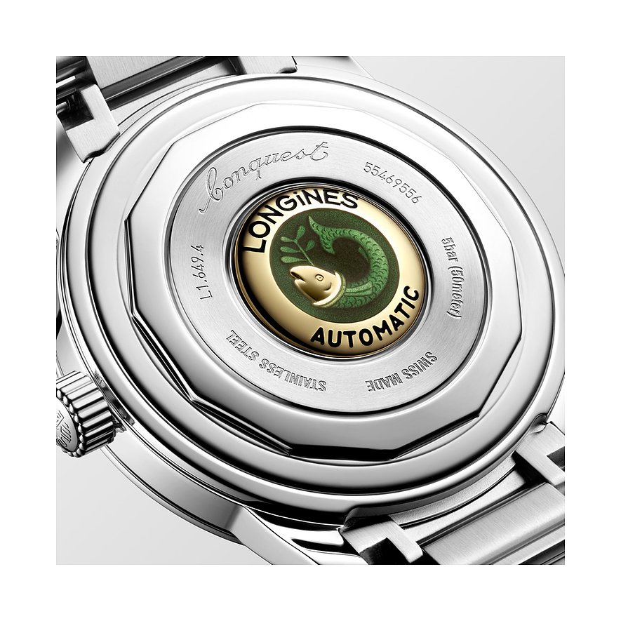 Rückseite einer Longines Herrenuhr aus Edelstahl mit goldenem Medaillon und eingraviertem Fischmotiv.