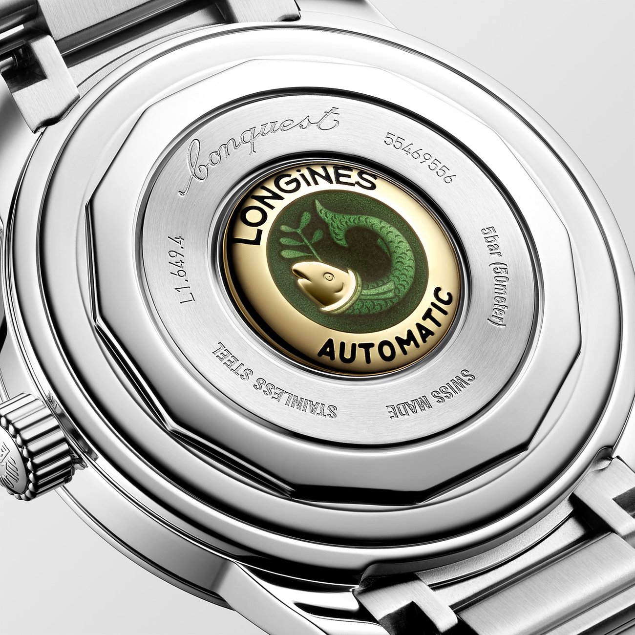 Rückseite einer Longines Herrenuhr aus Edelstahl mit goldenem Medaillon und eingraviertem Fischmotiv.