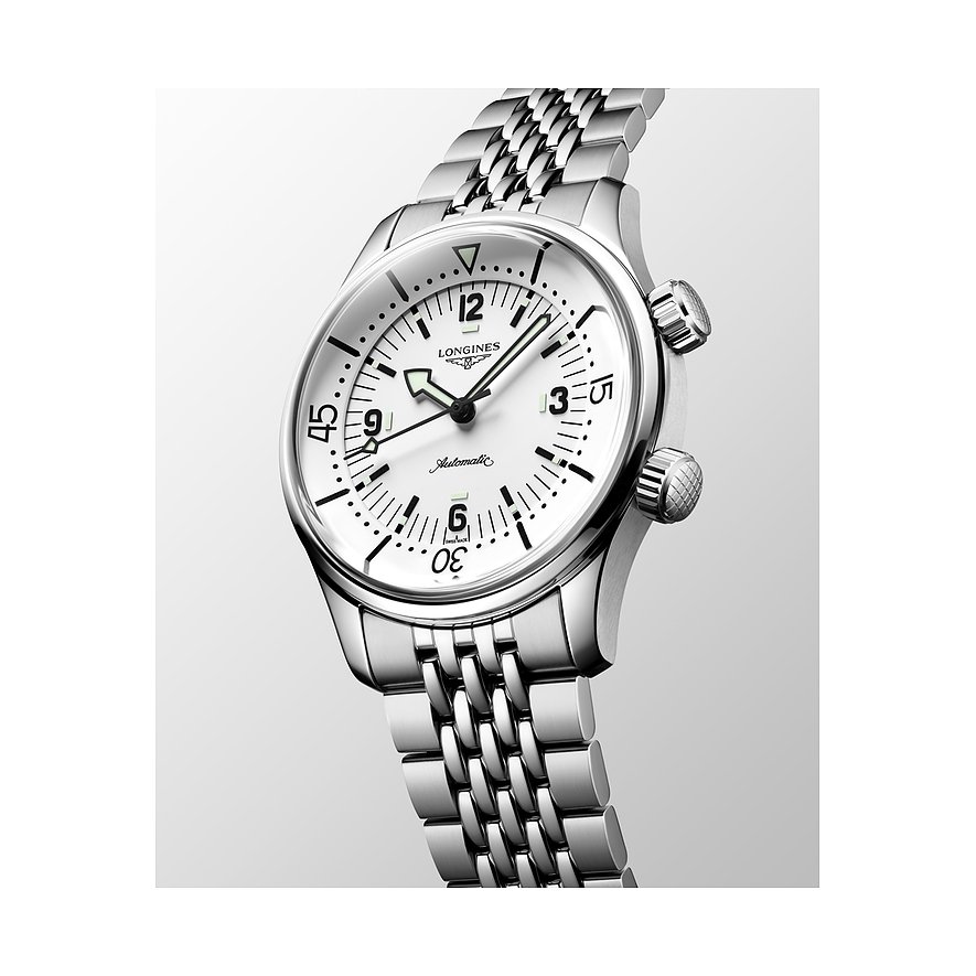 Longines Herrenuhr mit Edelstahlgehäuse, analog und mit Leuchtindizes.