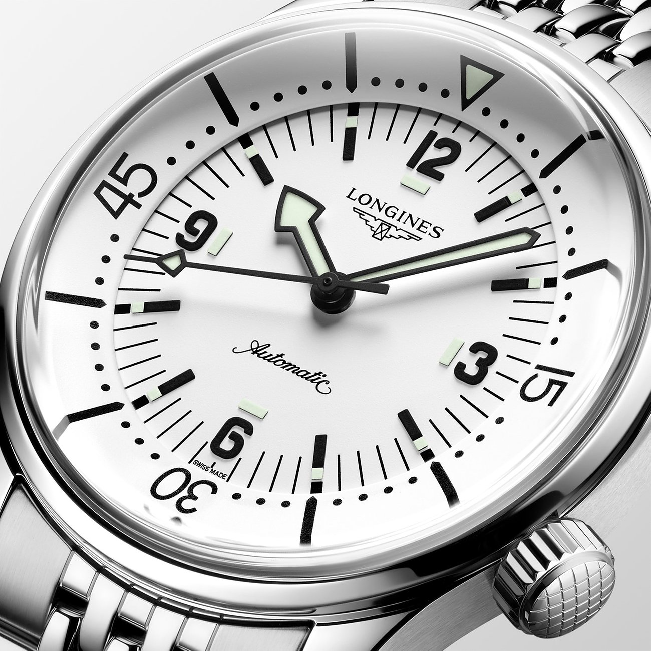 Longines Herrenuhr mit Edelstahlgehäuse, weißem Zifferblatt und arabischen Ziffern.