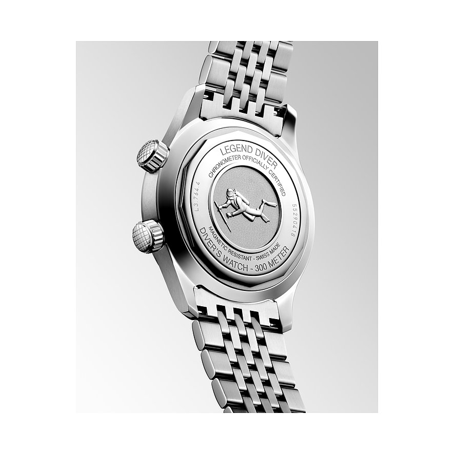 Longines Herrenuhr mit Edelstahlgehäuse und Taucher-Gravur auf dem Boden.