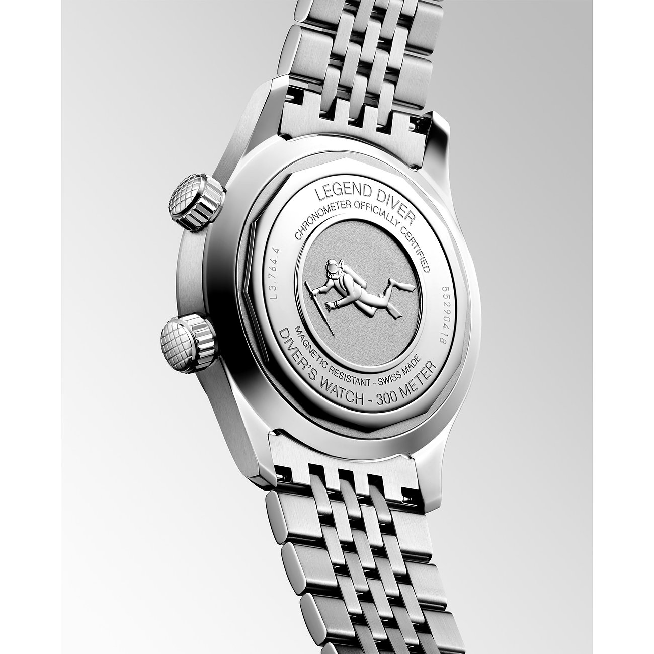 Longines Herrenuhr mit Edelstahlgehäuse und Taucher-Gravur auf dem Boden.