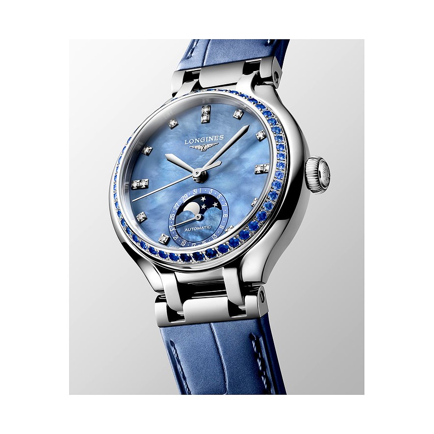 Nahaufnahme einer Longines Damenuhr aus Edelstahl mit Diamanten und einem blauen Perlmuttzifferblatt.