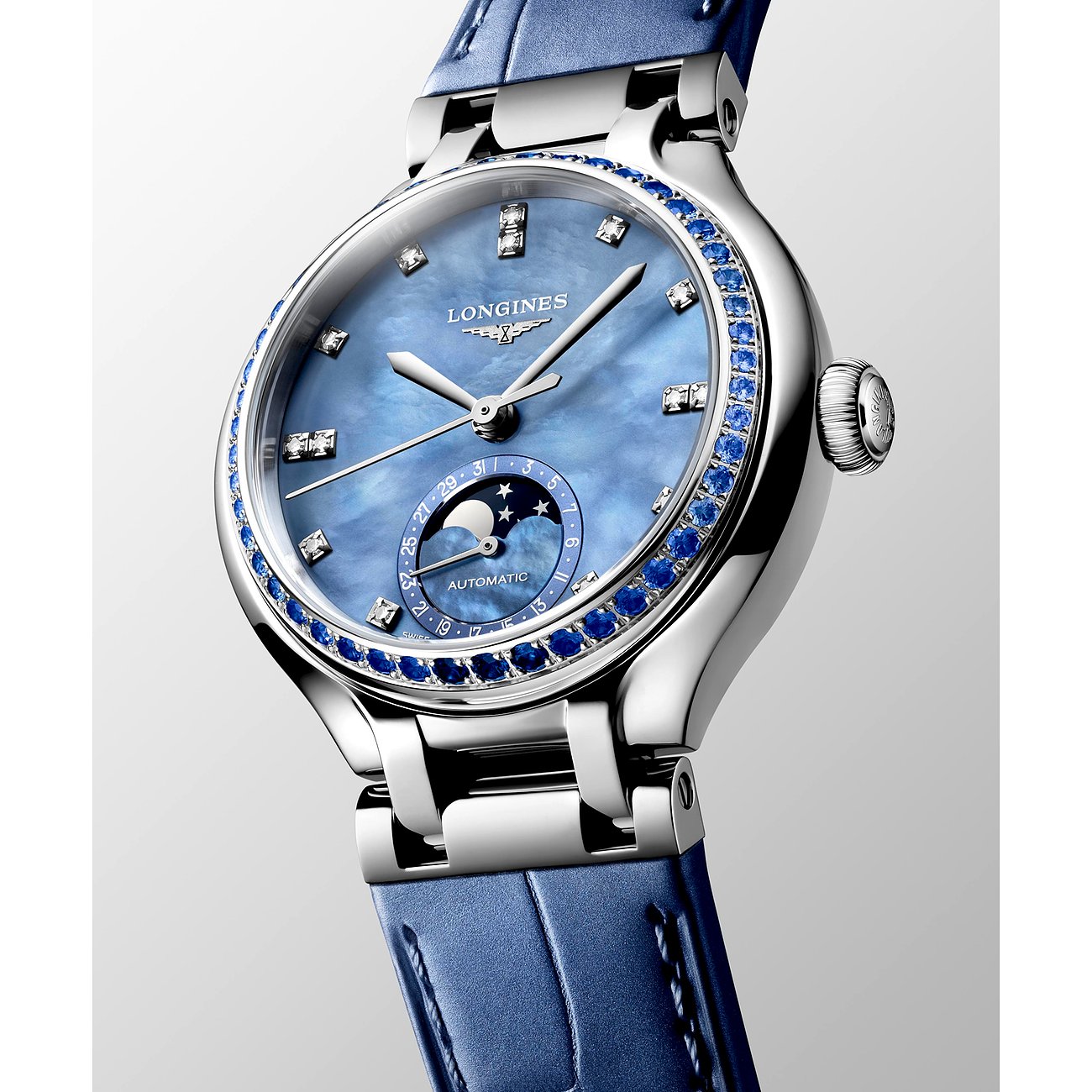 Nahaufnahme einer Longines Damenuhr aus Edelstahl mit Diamanten und einem blauen Perlmuttzifferblatt.