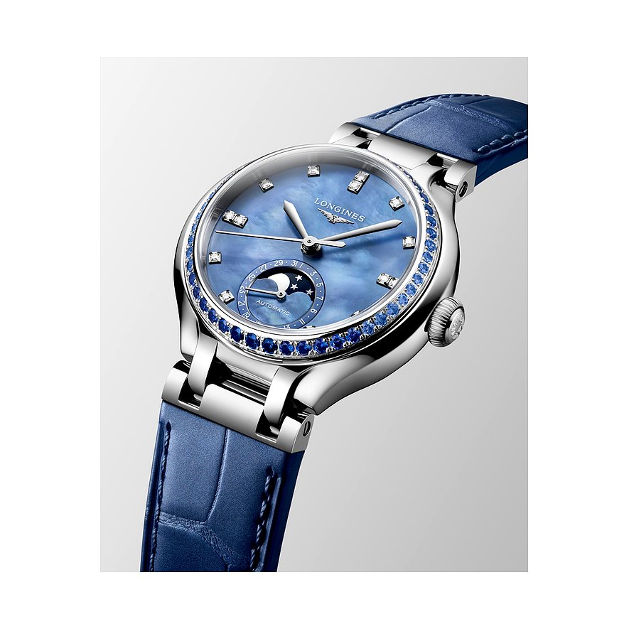 Nahaufnahme einer Longines Damenuhr aus Edelstahl mit blauem Perlmuttzifferblatt, Diamanten und blauen Saphiren.