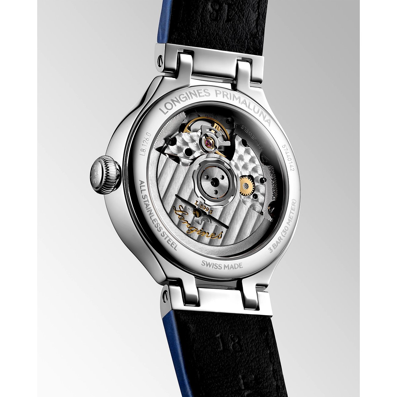 Rückseite einer Longines Damenuhr aus Edelstahl mit sichtbarem Uhrwerk und blauem Lederarmband.
