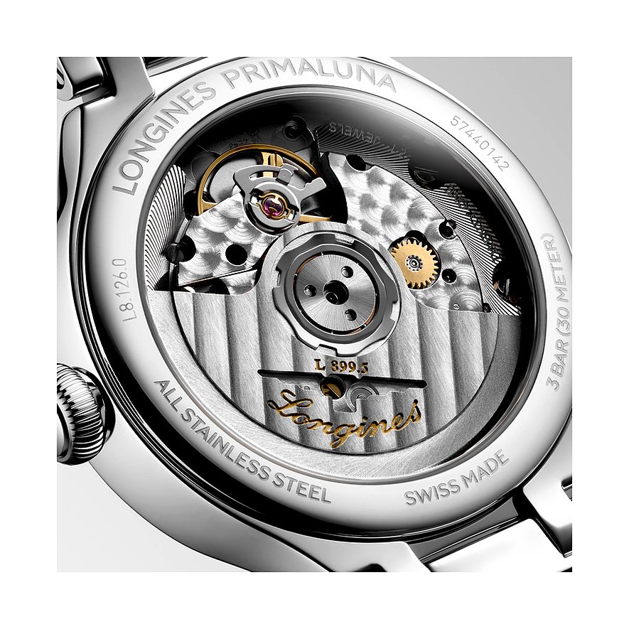 Nahaufnahme des Gehäusebodens der Longines Damenuhr aus Edelstahl mit sichtbarem Uhrwerk und Logo.