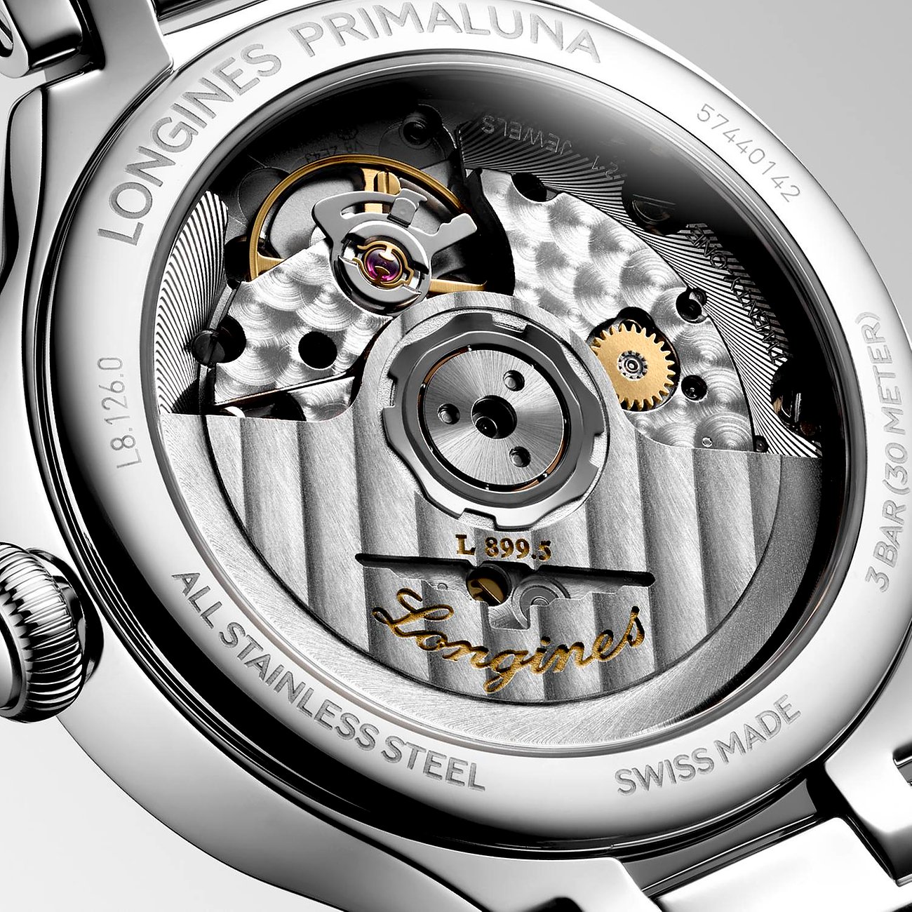 Nahaufnahme des Gehäusebodens der Longines Damenuhr aus Edelstahl mit sichtbarem Uhrwerk und Logo.