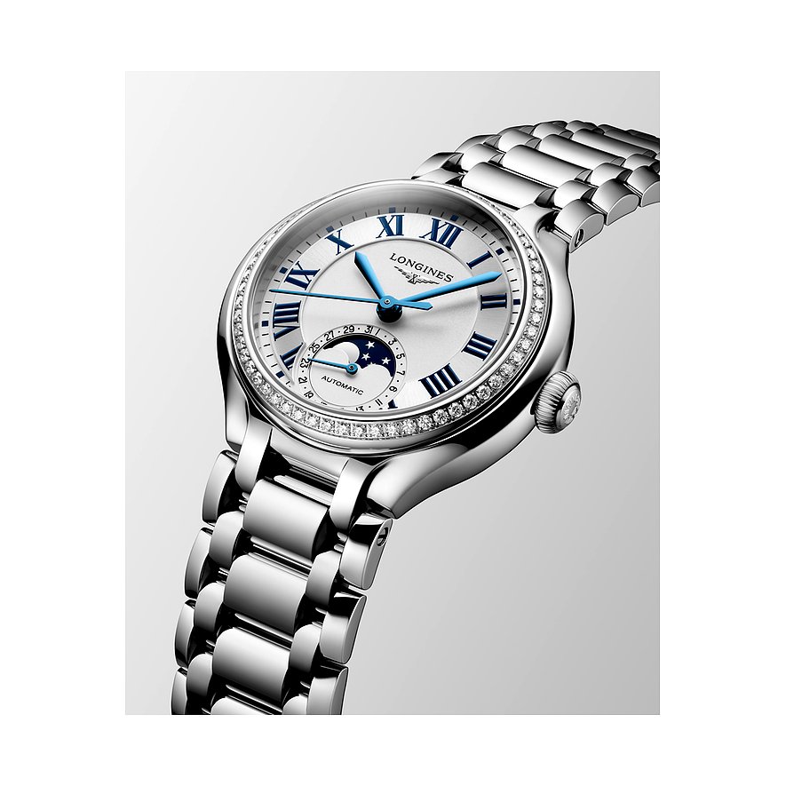Nahaufnahme einer Longines Damenuhr aus Edelstahl mit Mondphase und römischen Ziffern, leicht schräg von oben.