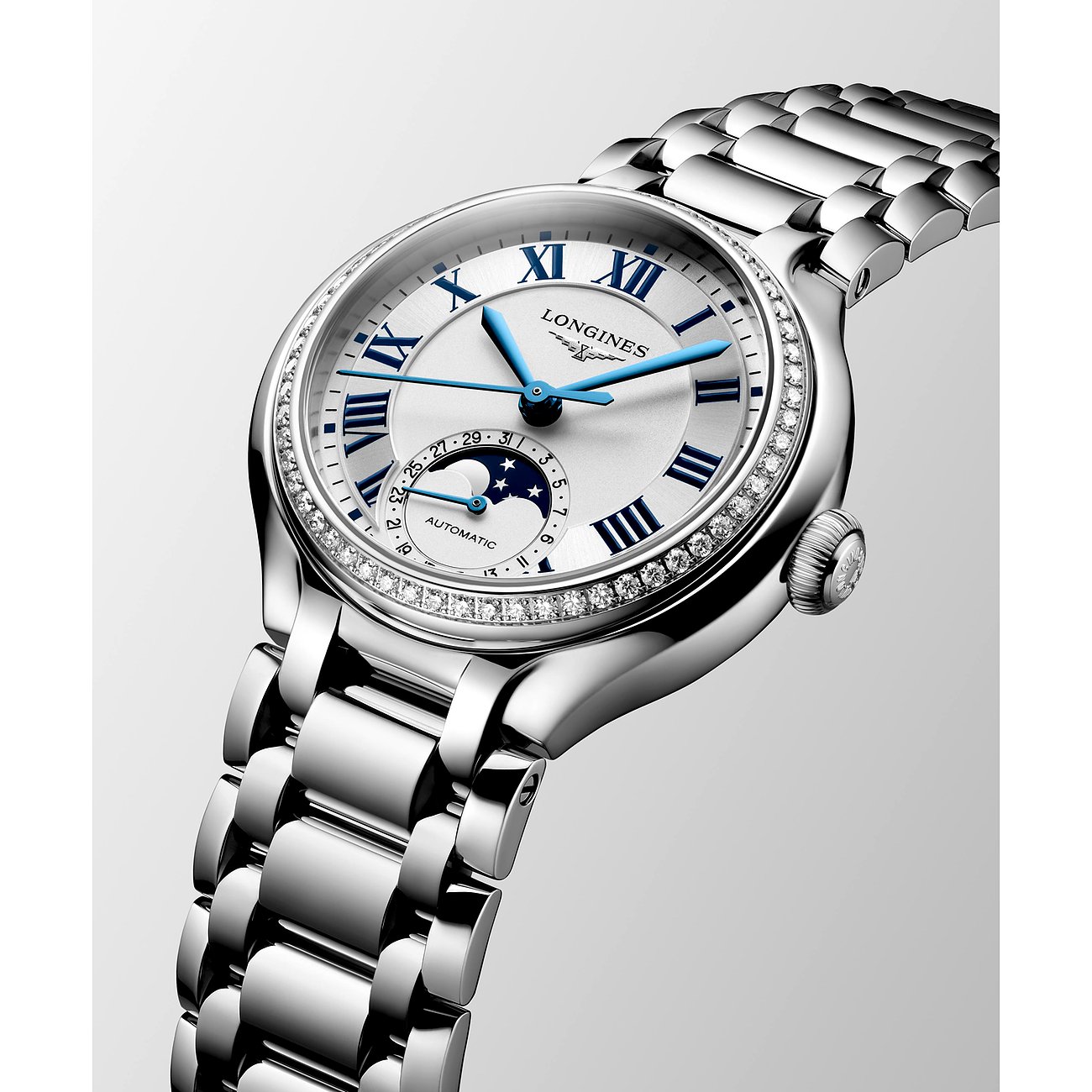 Nahaufnahme einer Longines Damenuhr aus Edelstahl mit Mondphase und römischen Ziffern, leicht schräg von oben.