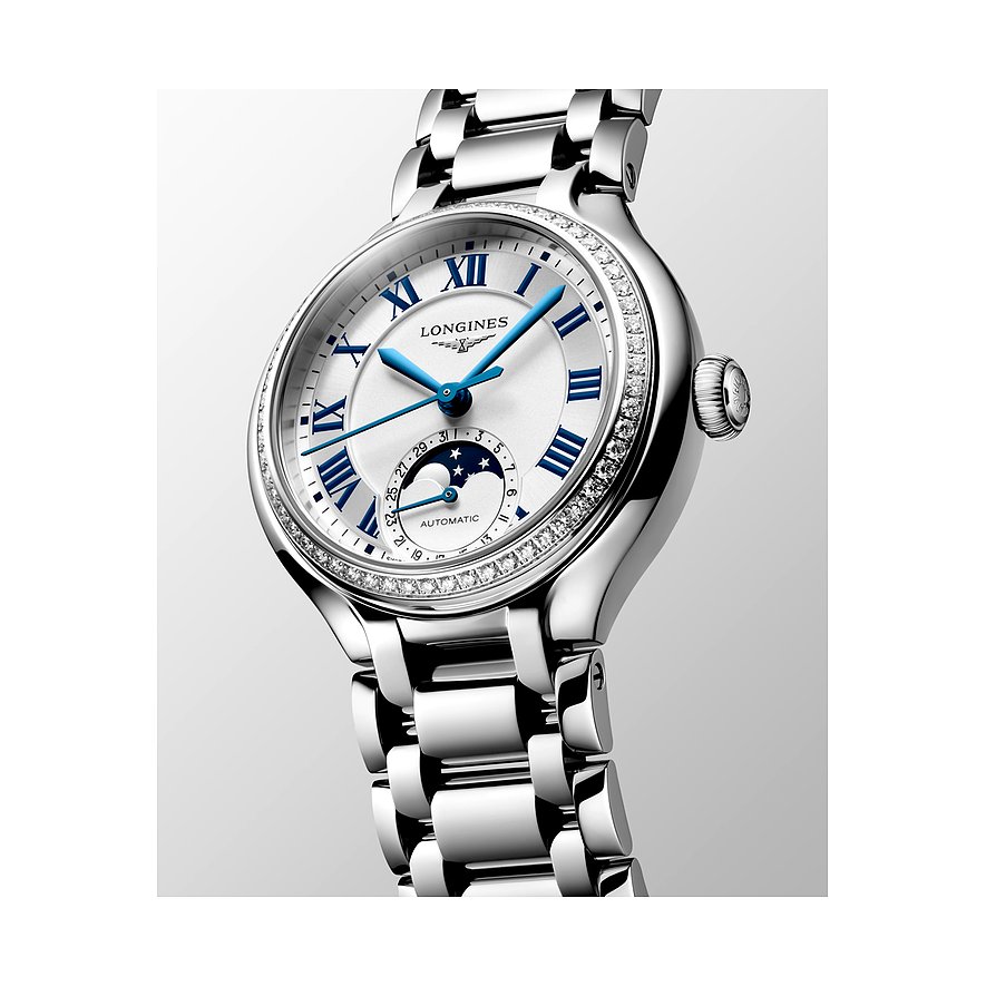 Nahaufnahme einer luxuriösen Longines Damenuhr aus Edelstahl mit Mondphasenanzeige und funkelnden Schmucksteinen.