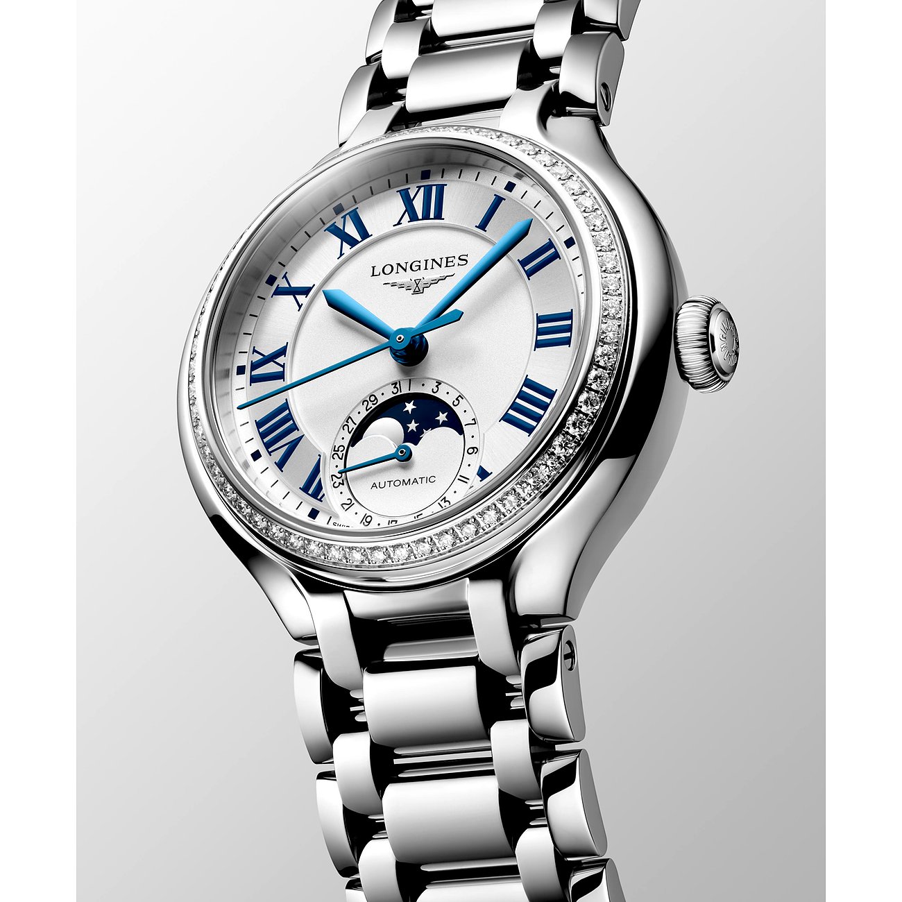Nahaufnahme einer luxuriösen Longines Damenuhr aus Edelstahl mit Mondphasenanzeige und funkelnden Schmucksteinen.