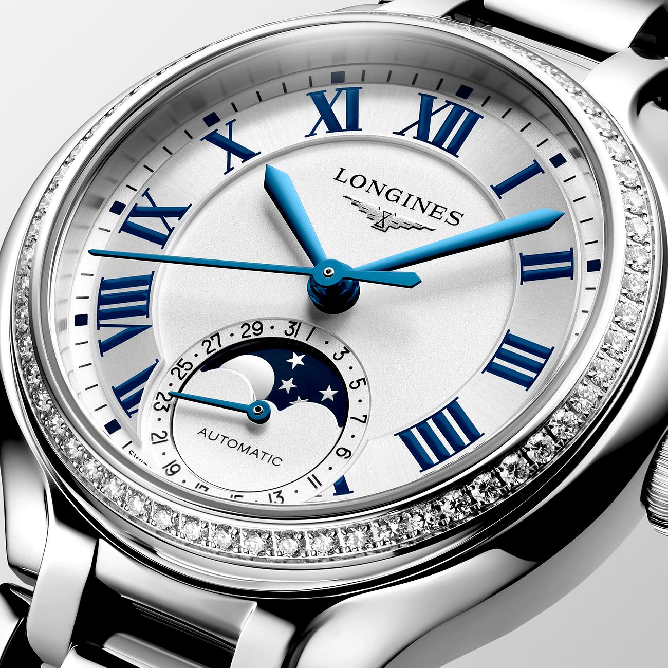 Longines Damenuhr aus Edelstahl mit Mondphase, blauen Zeigern und Zifferblatt mit klaren Schmucksteinen.