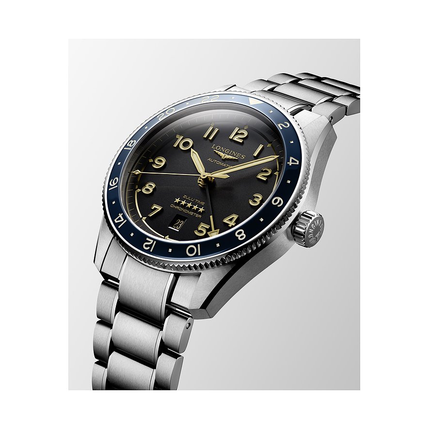 Longines Herrenuhr mit Edelstahlgehäuse, schwarzem Zifferblatt und blauer Lünette.