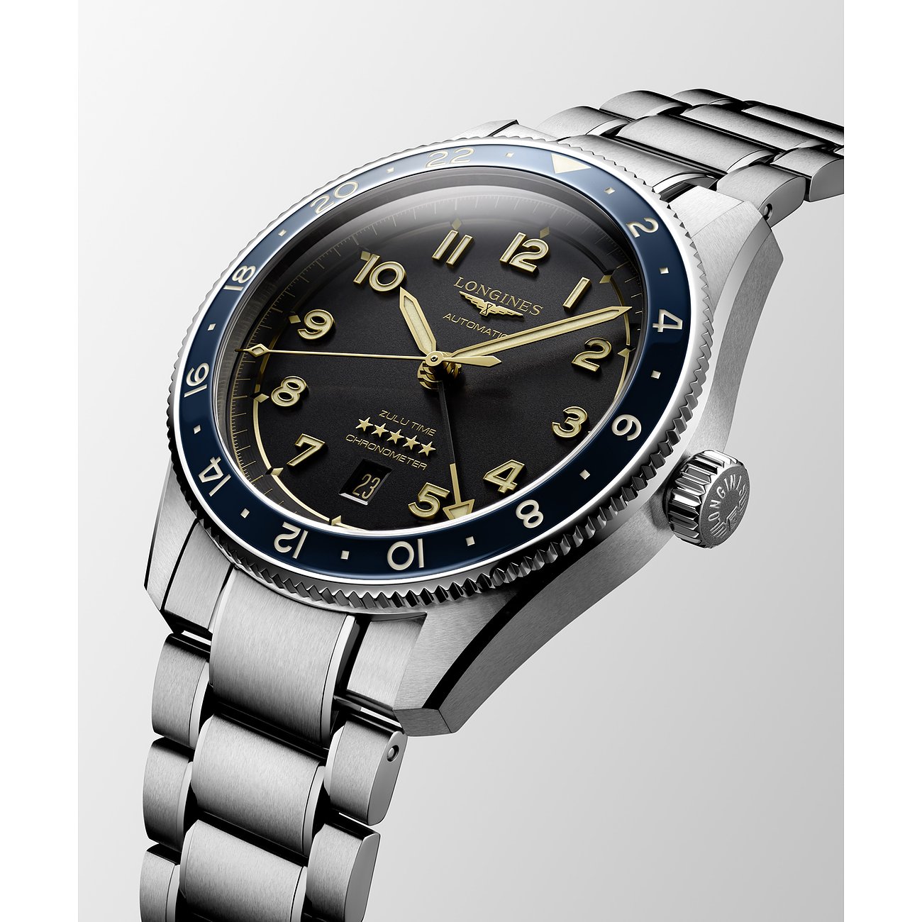 Longines Herrenuhr mit Edelstahlgehäuse, schwarzem Zifferblatt und blauer Lünette.