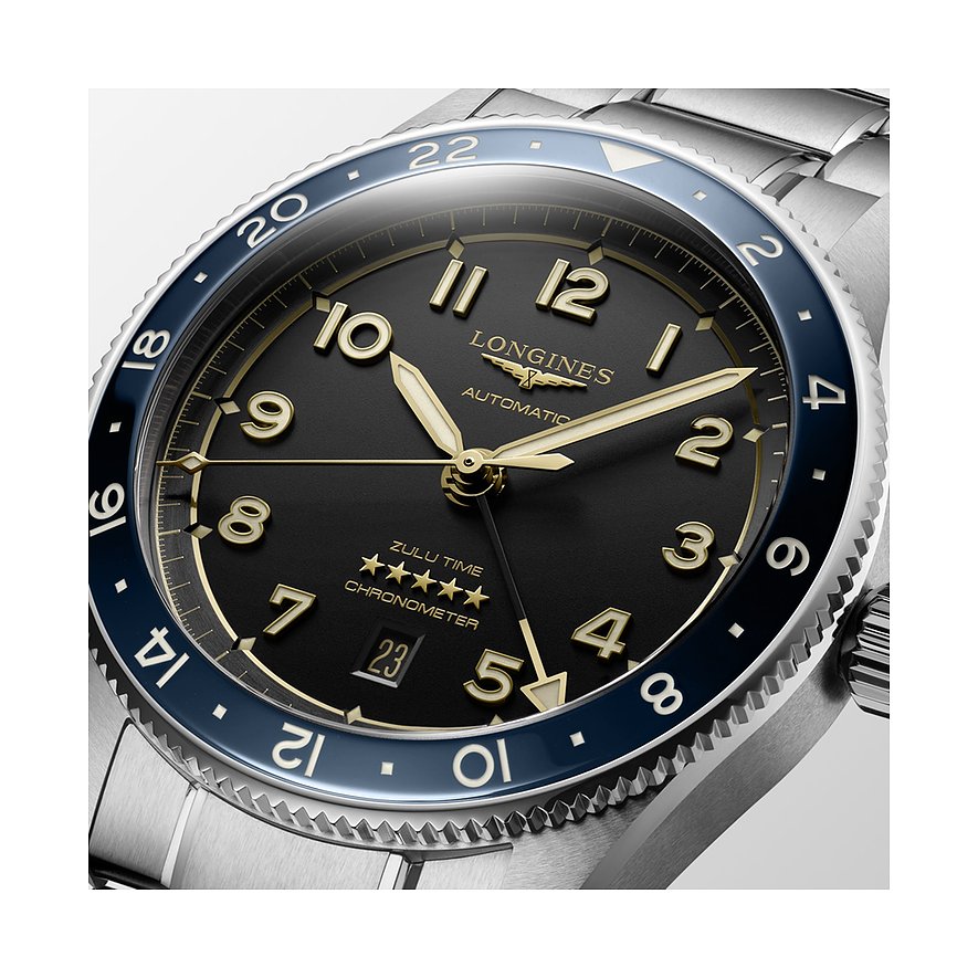Longines Herrenuhr mit Edelstahlgehäuse, blau-schwarzer Lünette und schwarzem Zifferblatt.