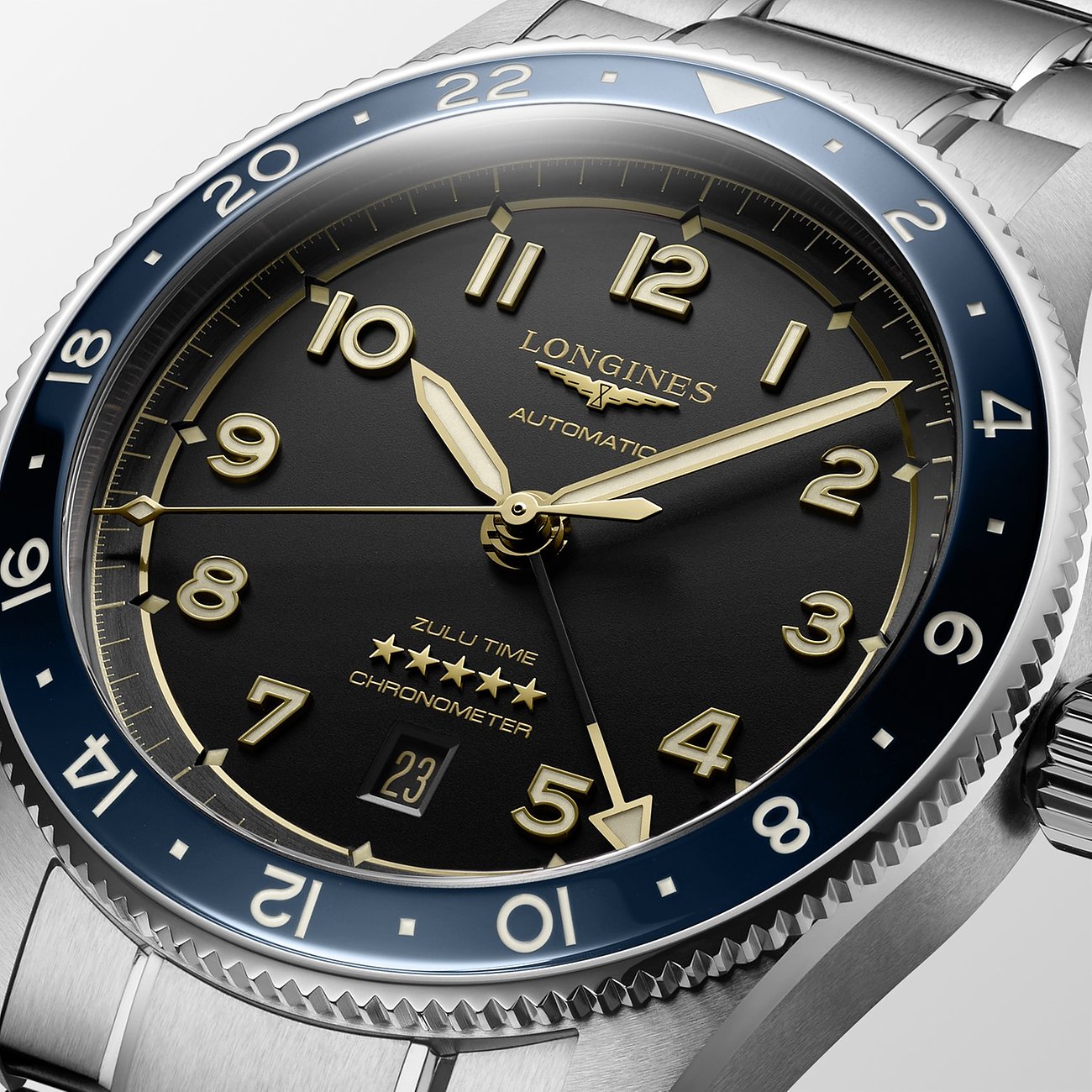 Longines Herrenuhr mit Edelstahlgehäuse, blau-schwarzer Lünette und schwarzem Zifferblatt.