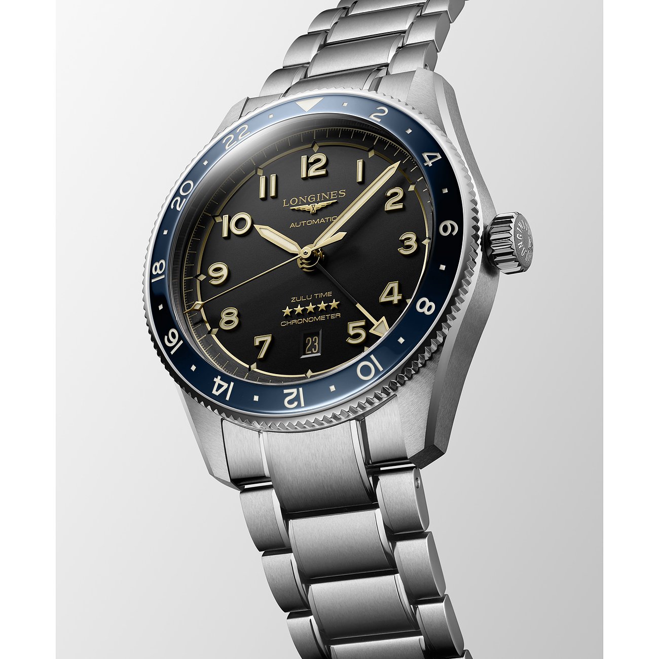 Longines Herrenuhr aus Edelstahl mit schwarzem Zifferblatt und blauer Keramiklünette.