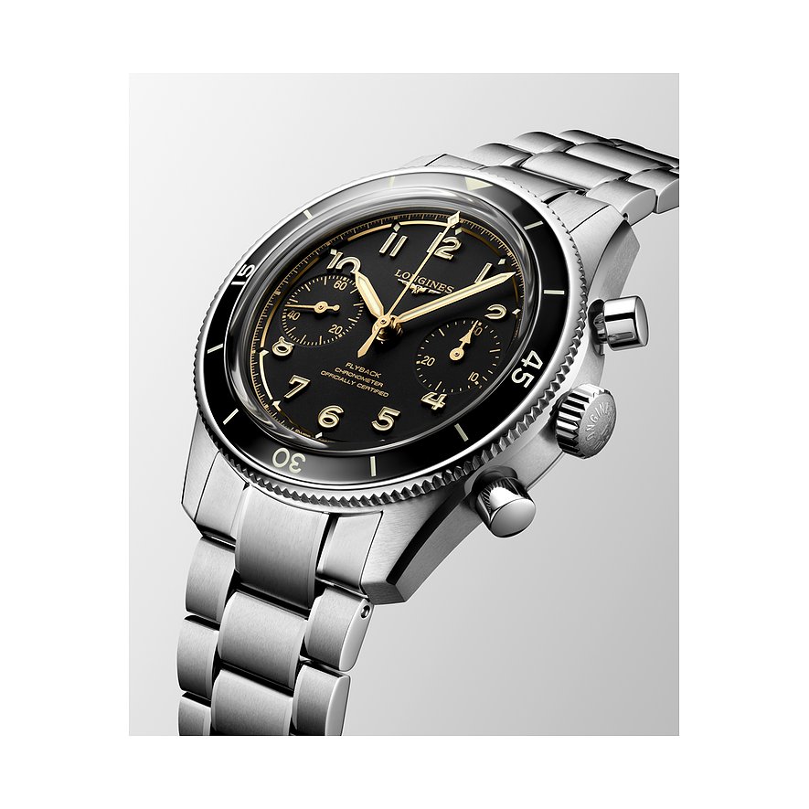 Nahaufnahme der Longines Herrenuhr aus Edelstahl und Keramik mit einem schwarzen Zifferblatt und goldenen Zeigern.