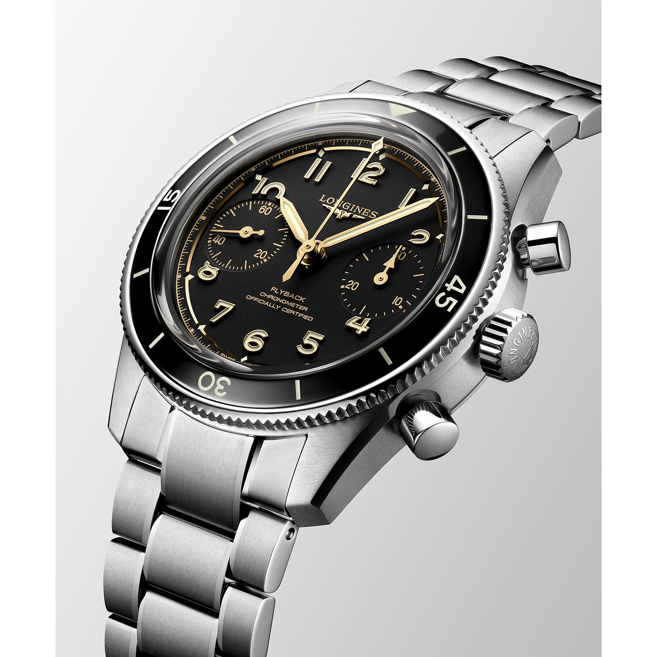 Nahaufnahme der Longines Herrenuhr aus Edelstahl und Keramik mit einem schwarzen Zifferblatt und goldenen Zeigern.