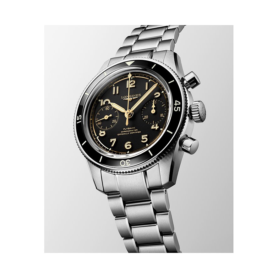 Nahaufnahme der Longines Herrenuhr aus Edelstahl und Keramik mit schwarzem Zifferblatt und goldenen Akzenten.