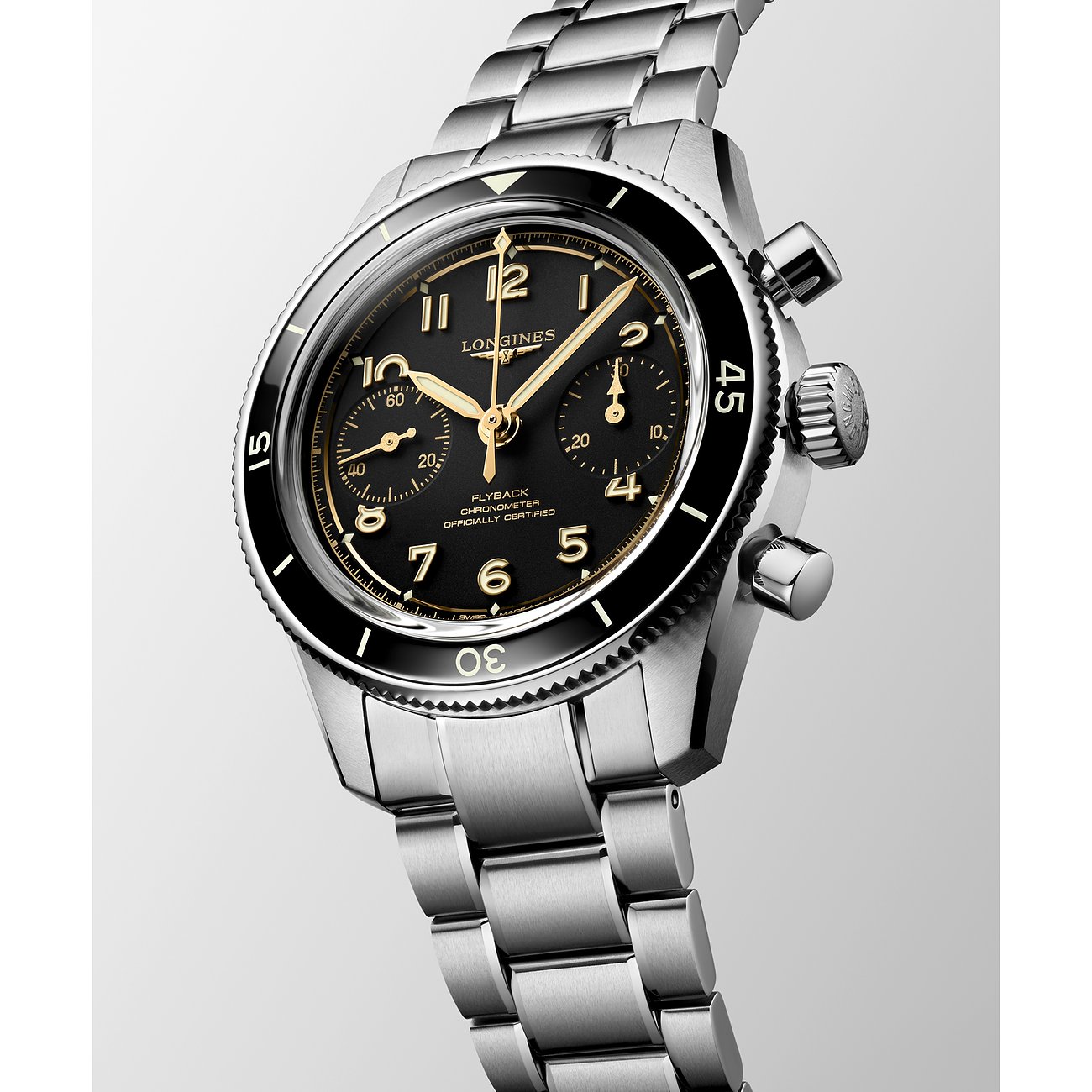 Nahaufnahme der Longines Herrenuhr aus Edelstahl und Keramik mit schwarzem Zifferblatt und goldenen Akzenten.