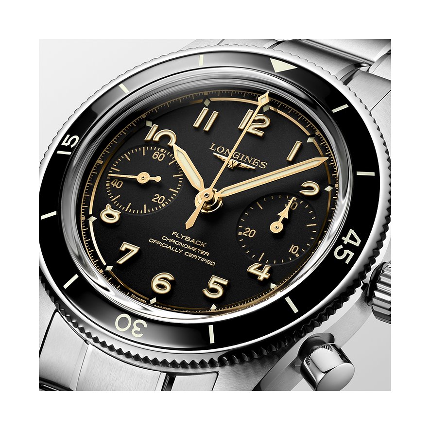 Nahaufnahme einer Longines Herrenuhr aus Edelstahl und Keramik mit schwarzem Zifferblatt und goldenen Zeigern.