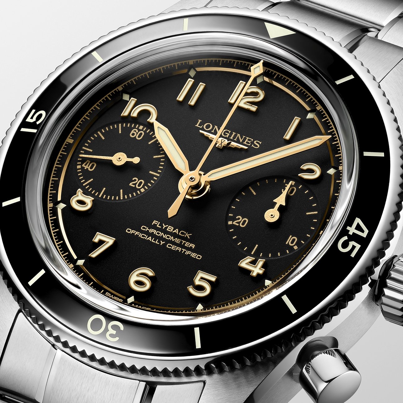 Nahaufnahme einer Longines Herrenuhr aus Edelstahl und Keramik mit schwarzem Zifferblatt und goldenen Zeigern.