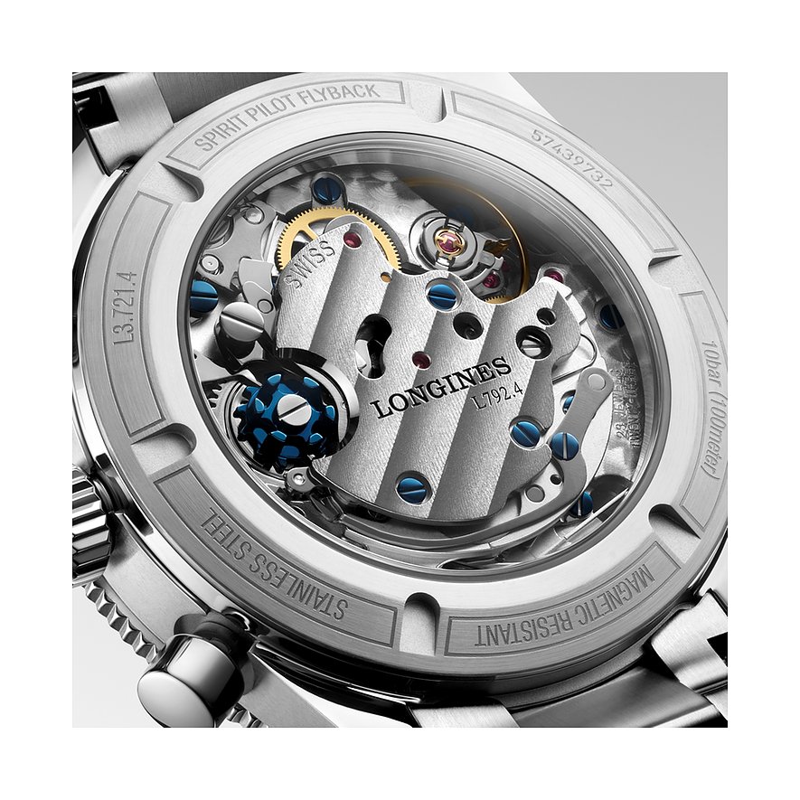 Rückseite einer Longines Herrenuhr aus Edelstahl, die den Glasboden mit dem komplizierten Uhrwerk zeigt.