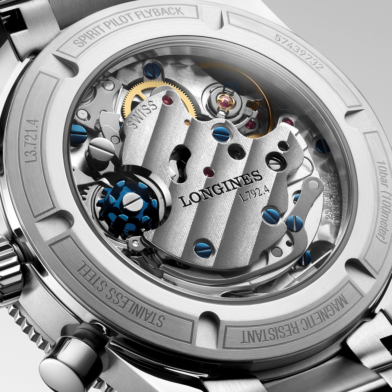 Rückseite einer Longines Herrenuhr aus Edelstahl, die den Glasboden mit dem komplizierten Uhrwerk zeigt.