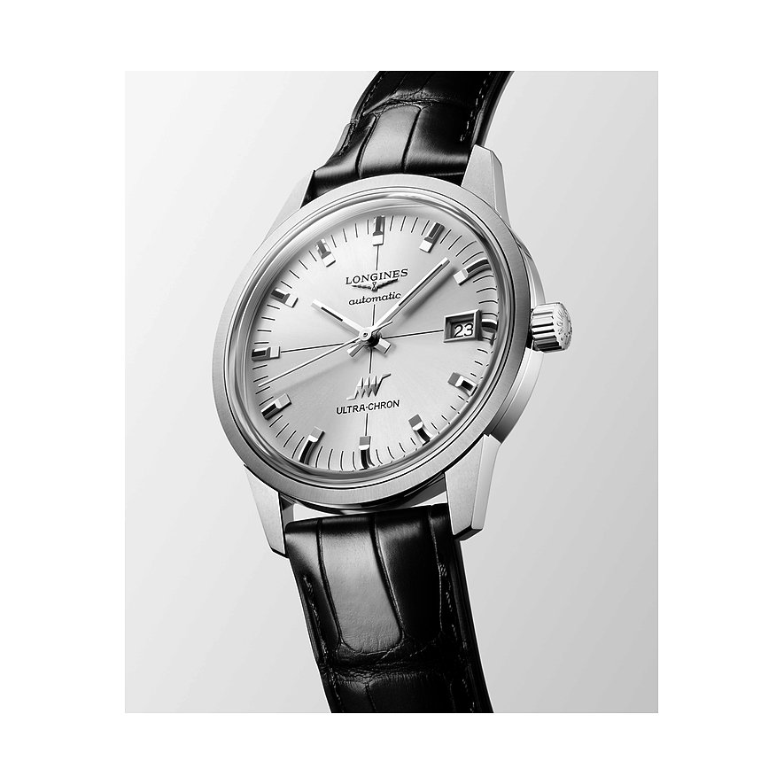 Nahaufnahme der Longines Unisexuhr aus Edelstahl, schräg von oben. Silbernes Zifferblatt, schwarzes Lederarmband.