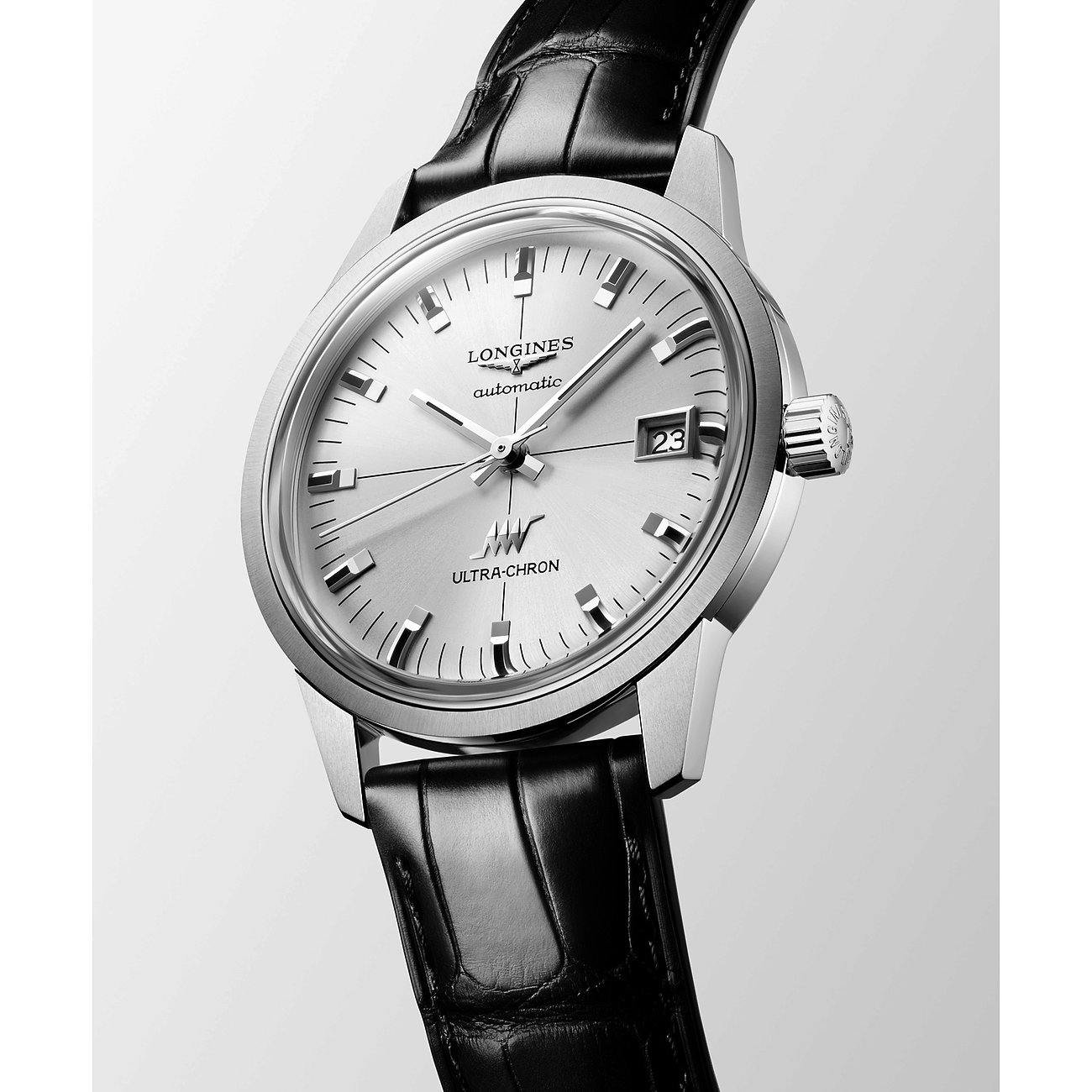 Nahaufnahme der Longines Unisexuhr aus Edelstahl, schräg von oben. Silbernes Zifferblatt, schwarzes Lederarmband.