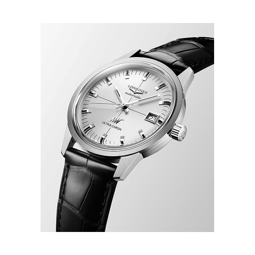 Nahaufnahme einer Longines Unisexuhr aus Edelstahl mit einem eleganten schwarzen Lederarmband und silberfarbenen Zifferblatt.