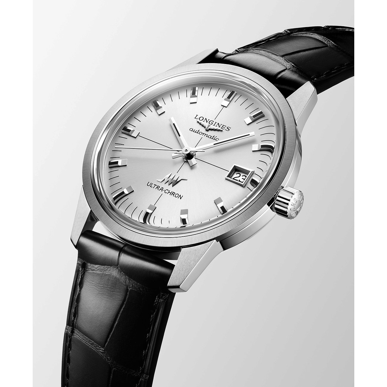 Nahaufnahme einer Longines Unisexuhr aus Edelstahl mit einem eleganten schwarzen Lederarmband und silberfarbenen Zifferblatt.