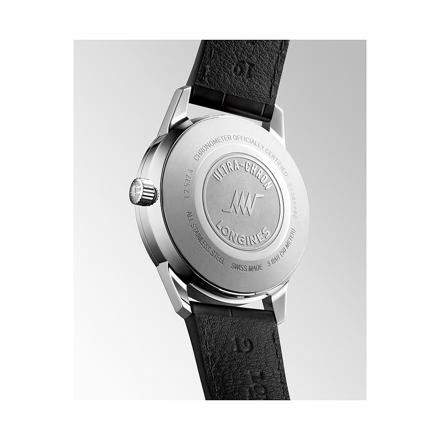 Rückansicht der Longines Unisexuhr aus Edelstahl mit verschraubtem Boden und schwarzem Lederarmband.