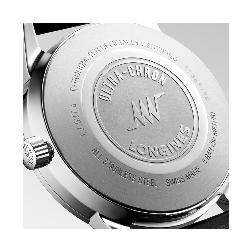 Nahaufnahme der Edelstahl-Rückseite einer Longines Unisexuhr, graviert mit „Ultra-Chron“ und „Longines“ Logo.