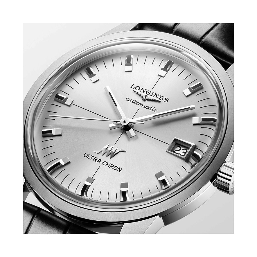 Nahaufnahme einer Longines Unisexuhr aus Edelstahl mit silbernem Zifferblatt und schwarzem Armband.
